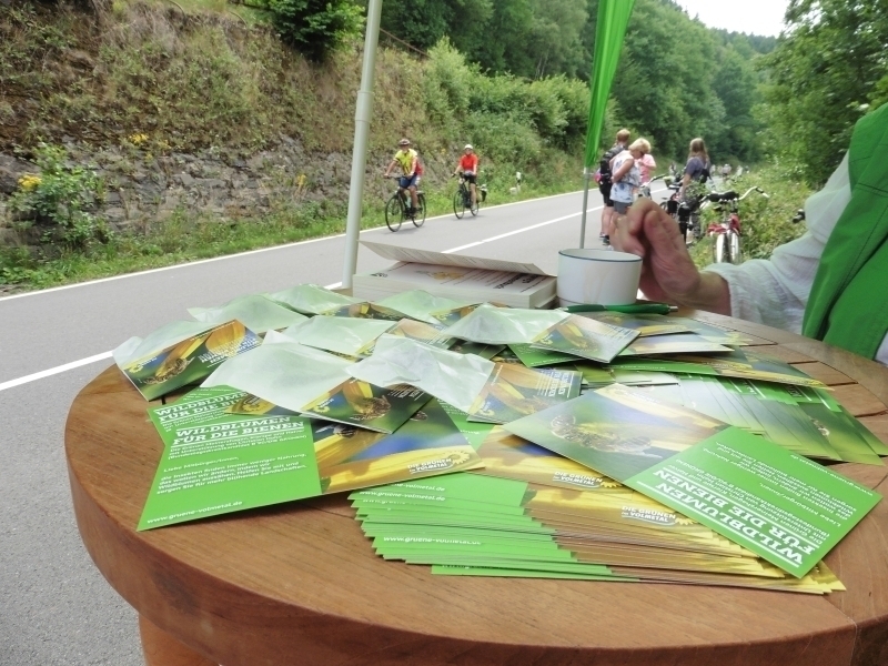 Volmetal-GRÜNE verteilen Wildblumensamen und Info-Postekarten beim autofreien Volmetal 2017
