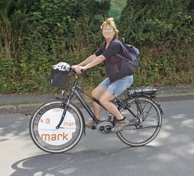 Fraktionsvorsitzenden der Kreistagsfraktion der GRÜNEN Renate Oehmke auf dem Fahrrad bei autofreien Volmetal 2017