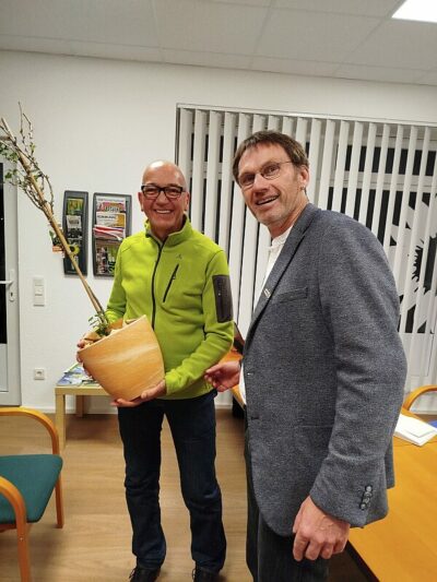 Dr. Gregor Kaiser überreicht Matthias Koch Pflanze als Dank für die Kandidatur